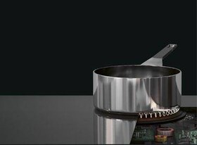 Casseroles sur une table de cuisson à induction AEG