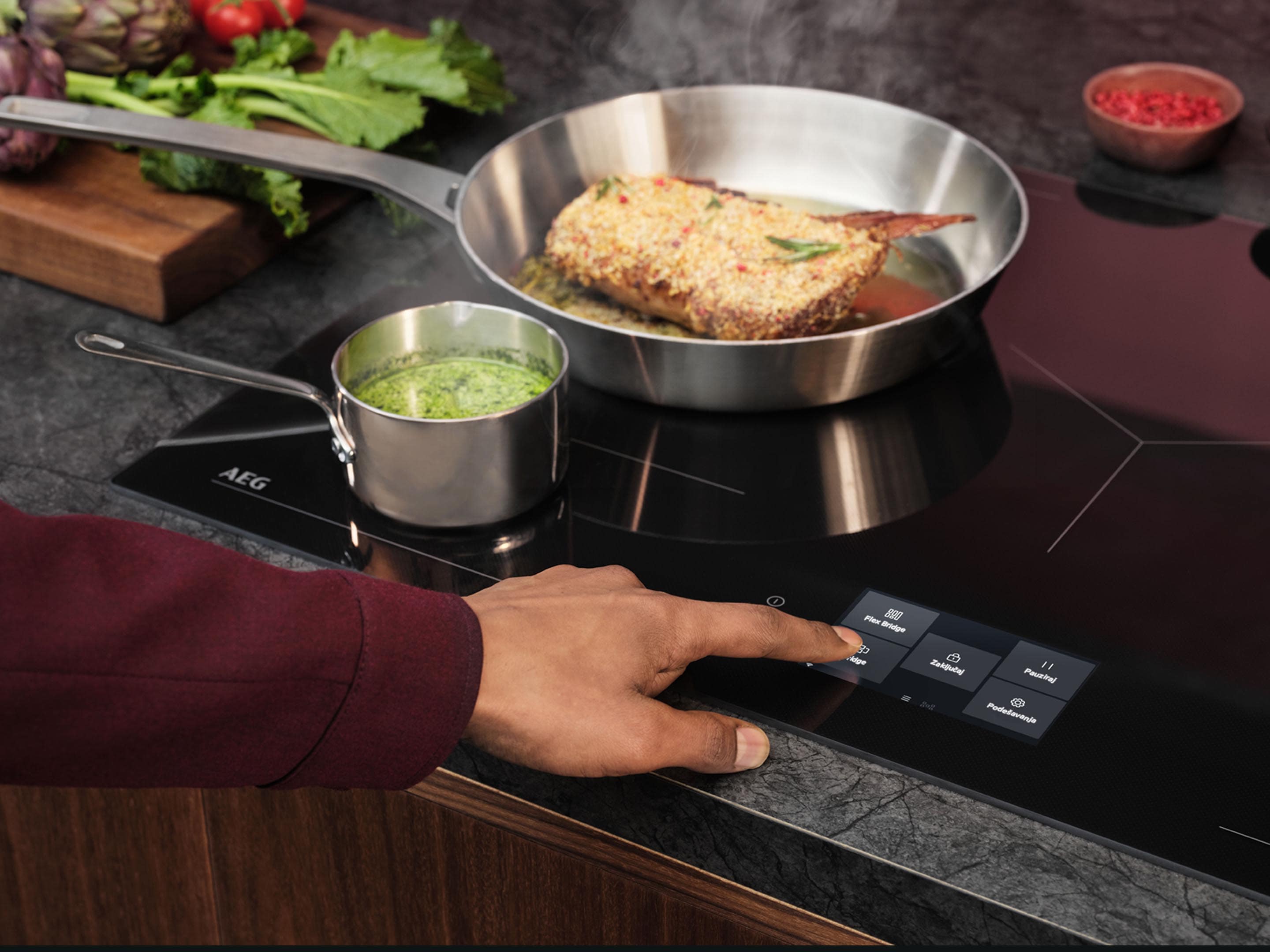 Femme utilisant le panneau de commande de la plaque induction MaxiSense Combi