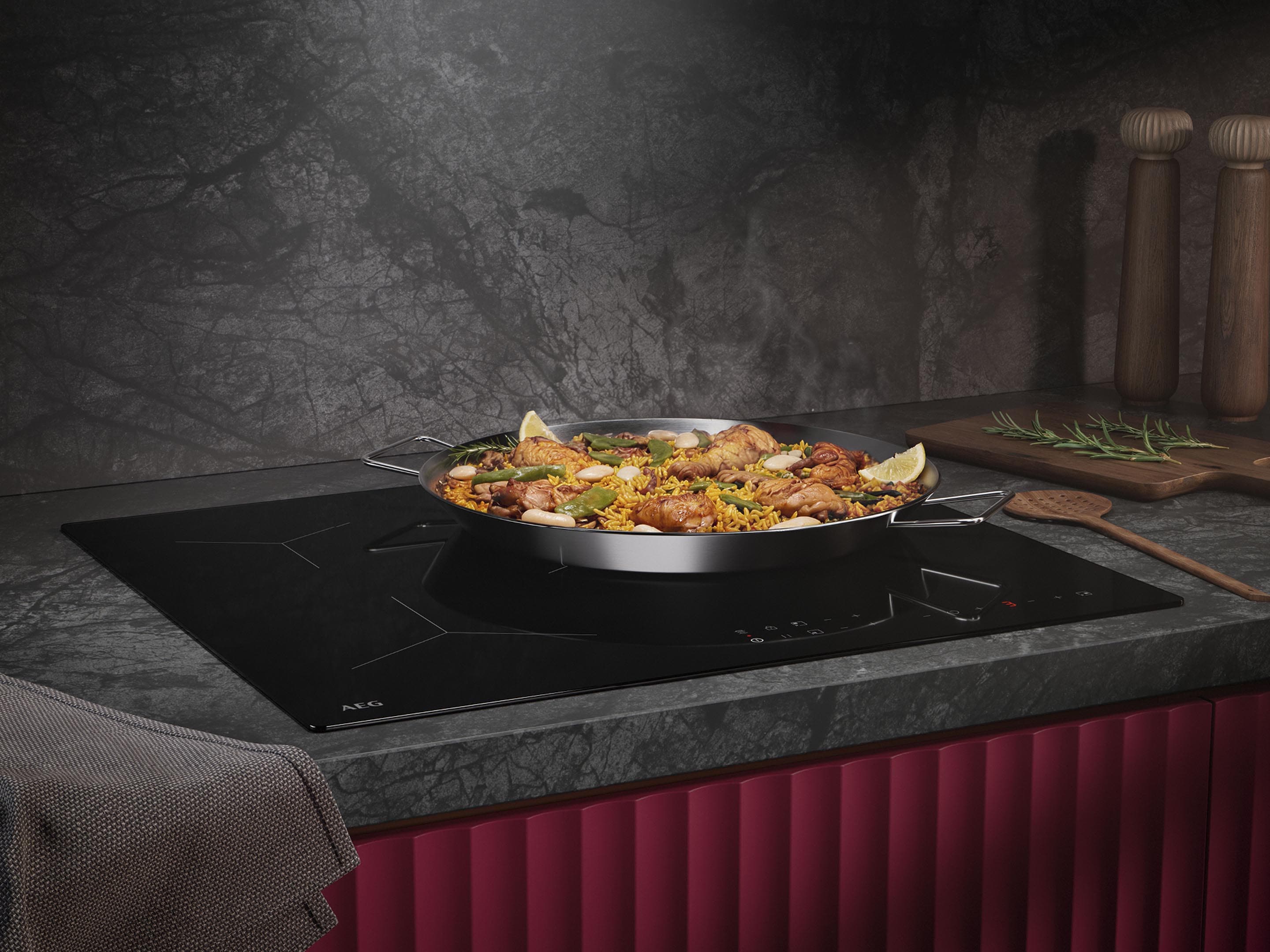 Noix de beurre reposant intacte sur la plaque froide à côté d’une casserole de sauce tomate en ébullition