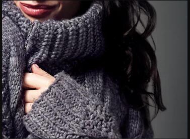 Une femme appréciant la douceur de son pull