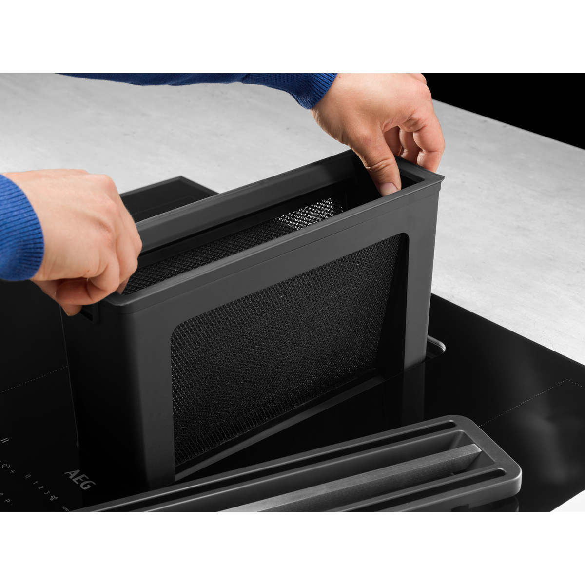 AEG - Plaque induction aspirante - CDE84751CB