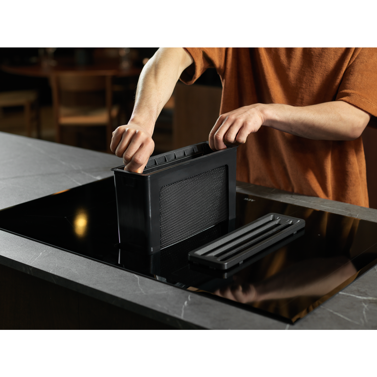 AEG - Plaque induction aspirante - CDE84543CB