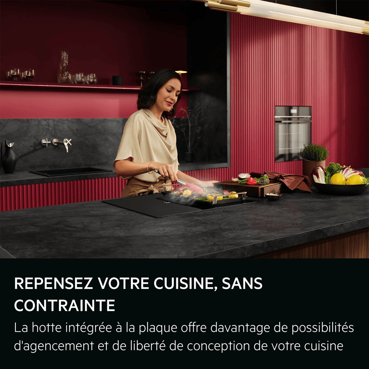 PLUS DE LIBERTÉ D’AMÉNAGEMENT DE LA CUISINE
 La hotte intégrée à la plaque offre davantage de possibilités d’installation