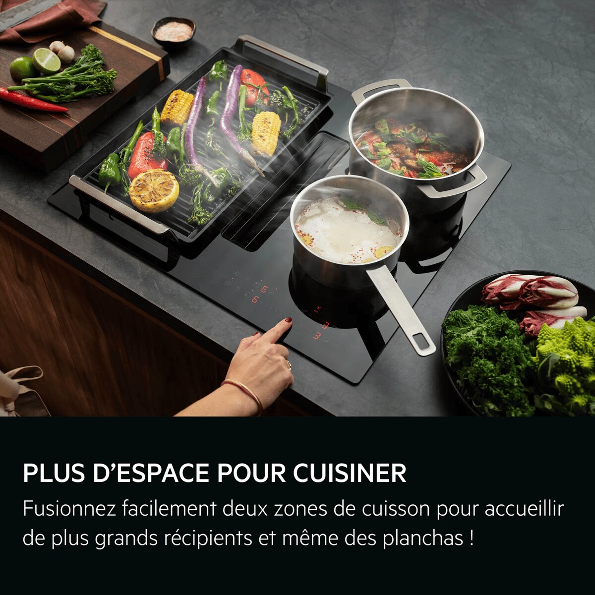 PLUS D’ESPACE POUR CUISINER
 Fusionnez facilement deux zones de cuisson pour accueillir les plus grands récipients
