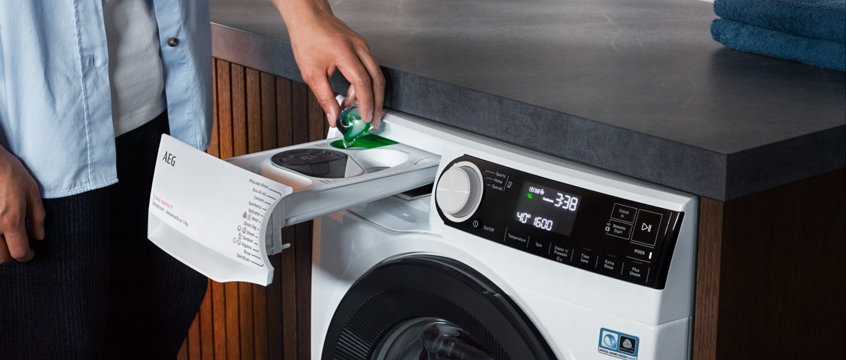 Homme qui ajoute du détergent dans un lave-linge AEG