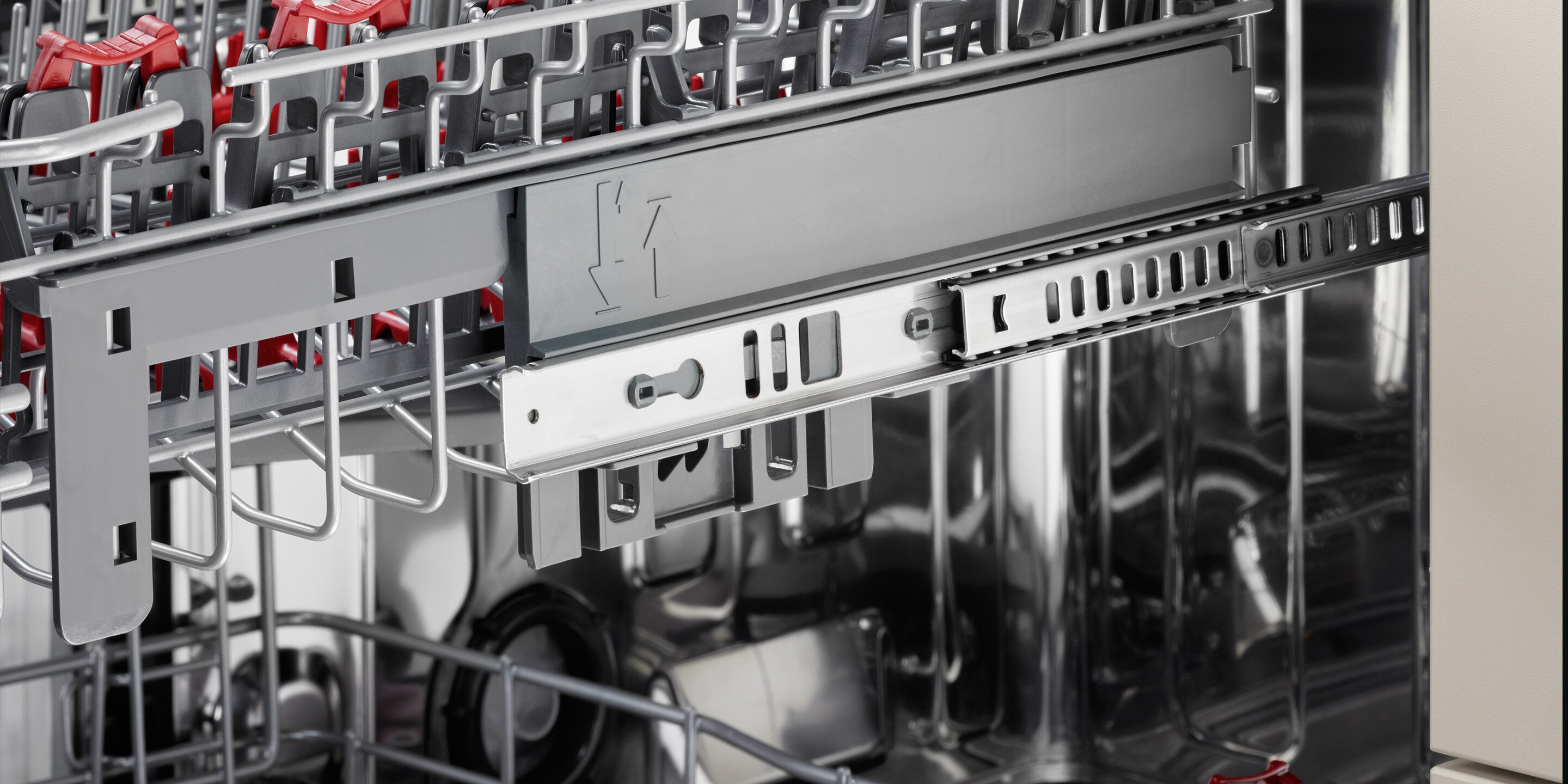 Le mécanisme de fermeture en douceur du lave-vaisselle ComfortLift d'AEG
