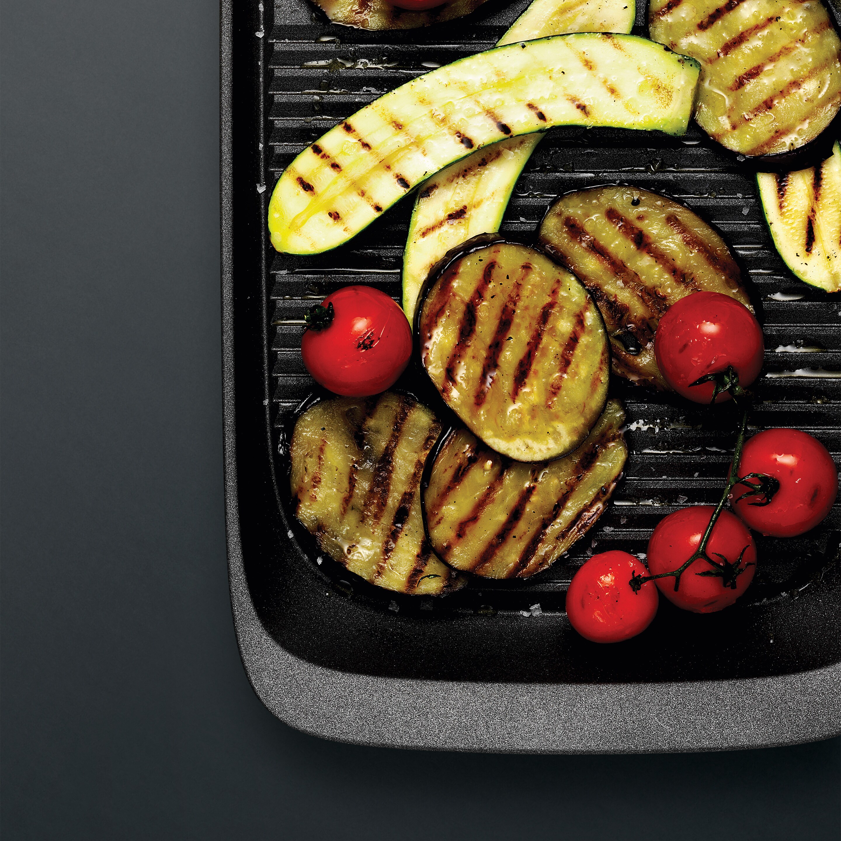 Le grill plancha AEG avec des légumes