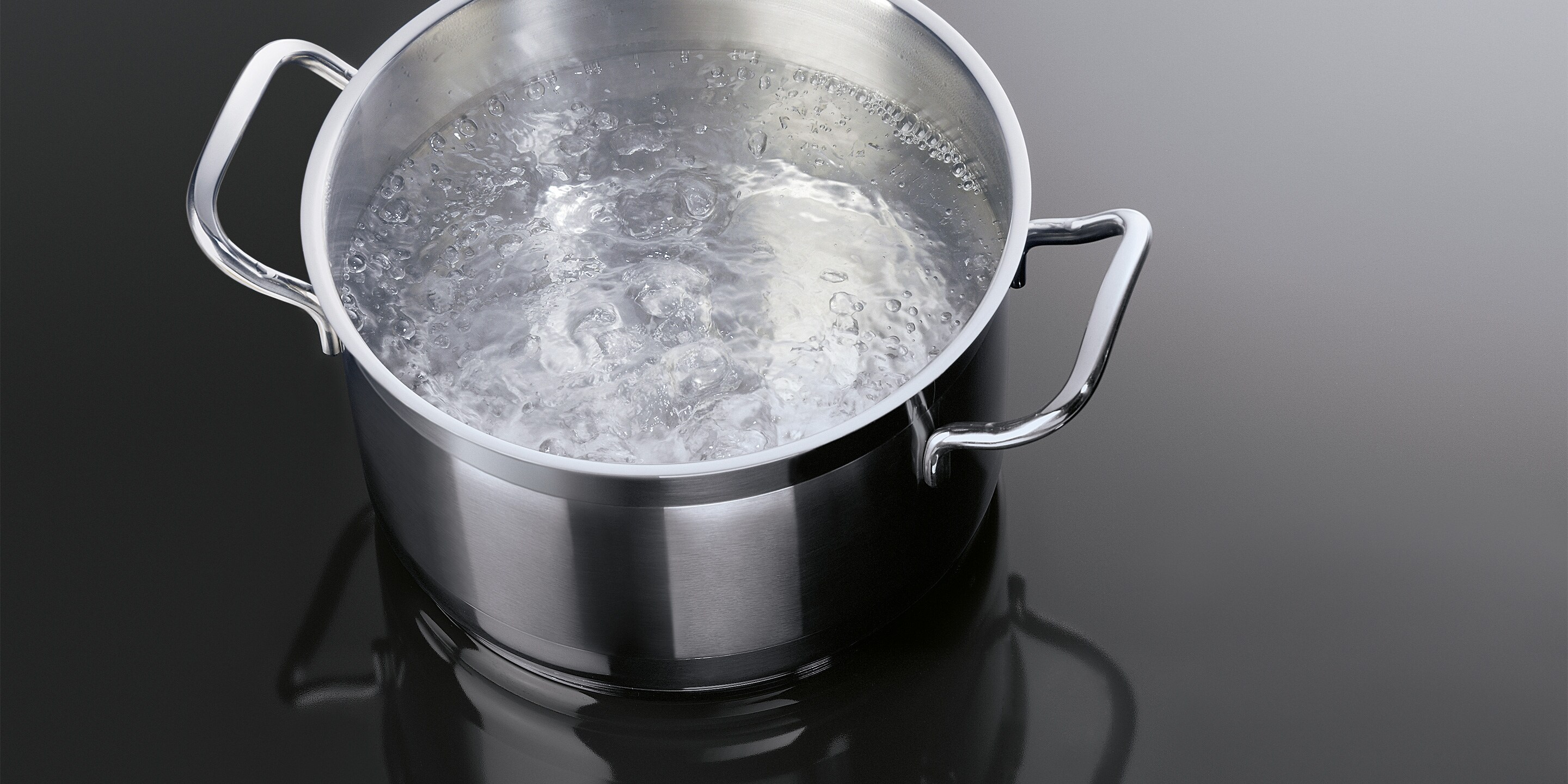 Eau en ébullition dans une casserole posée sur une plaque induction AEG