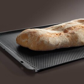 Un pain doré qui cuit sur un plateau de pâtisserie AEG Maxiklasse 