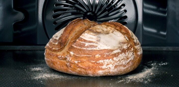Cuisson en cours dans le four vapeur multifonctions PlusSteam d'AEG