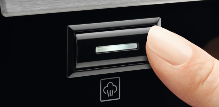 Le bouton vapeur du four vapeur multifonctions PlusSteam d'AEG