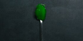 Cuillère avec de la gelée verte