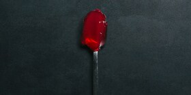 Cuillère contenant de la gelée rouge