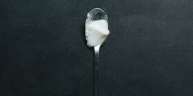 Cuillère avec de la gélatine blanche