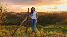 Catalina Vélez dans un champ ensoleillé au coucher du soleil