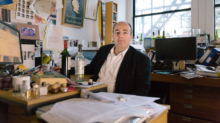 Charles Spence dans son bureau à l’université