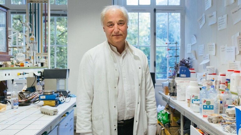 Hervé This se tenant fièrement dans son laboratoire