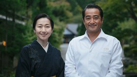 Sachiko et Hisato Nakahigashi, posant joyeusement côte à côte pour la photo
