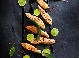 Filets de saumon cuits à la vapeur, accompagnés de piment et de citron vert 