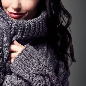 Une femme appréciant la douceur de son chemisier en soie fraîchement lavé