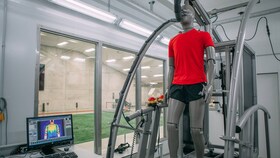 Le laboratoire de vêtements intelligents d’adidas avec un mannequin