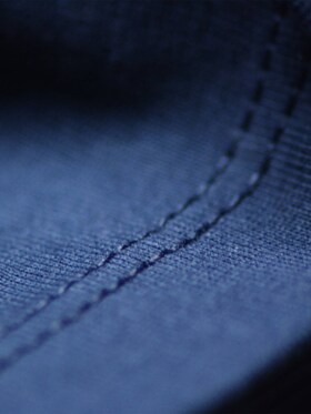 Un tissu en coton bleu