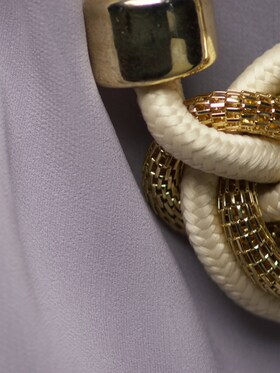 Un haut en soie présenté avec des bijoux