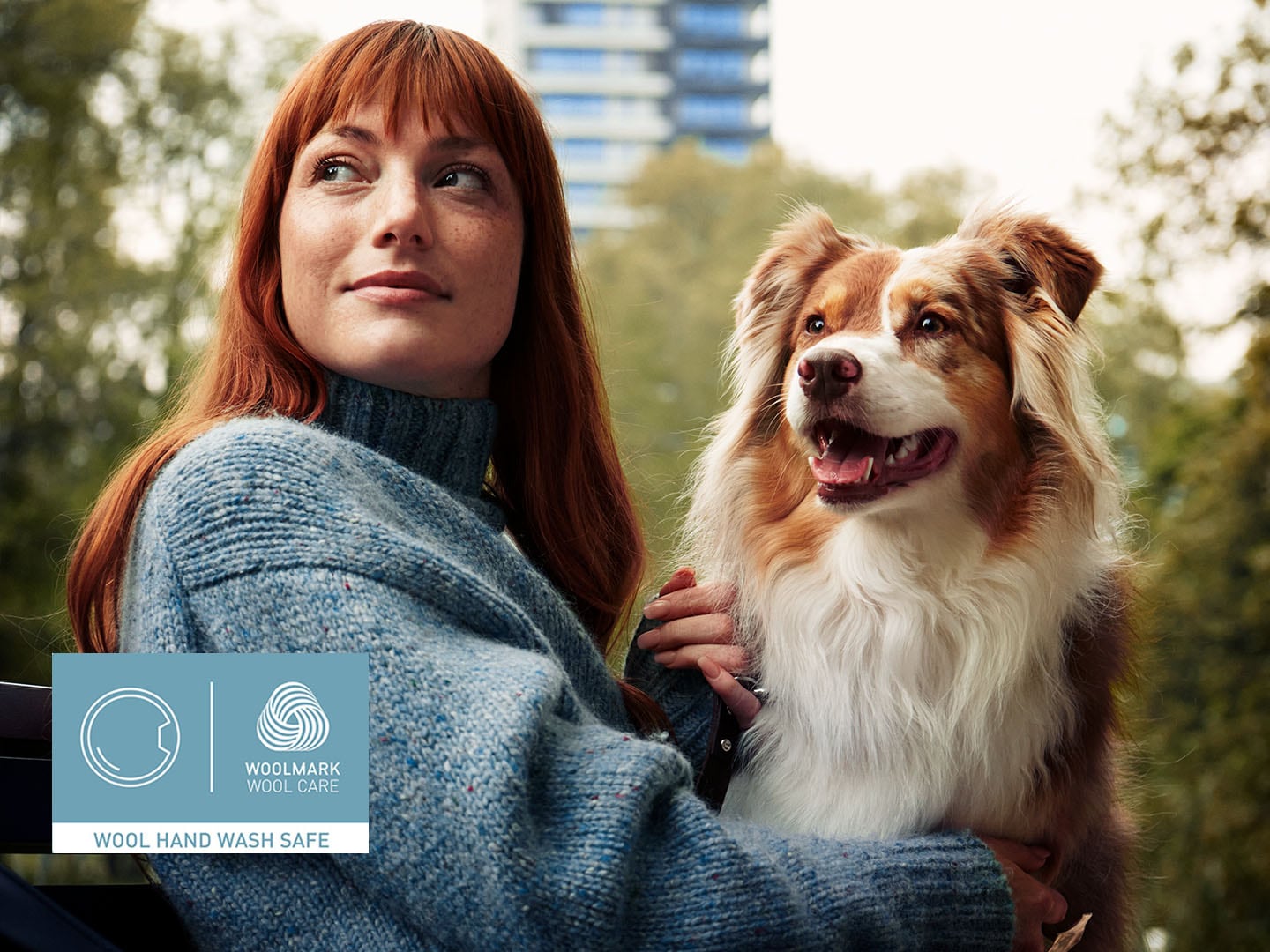 Une pile de chemises lavées avec OptiSense consomme moins de temps et d'énergie qu'une pile de chemises lavées dans une machine concurrente