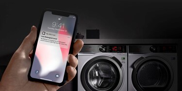 personne consultant l'application AEG